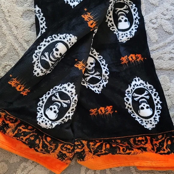 Luv Betsey Johnson Halloween Skull Throw Blanket Orange Black - Picture 5 of 5